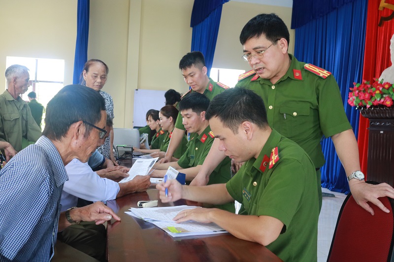 Phòng Quản lý hành chính về TTXH và Công an huyện An Dương:  Cấp CCCD lưu động cho 103 đối tượng chính sách